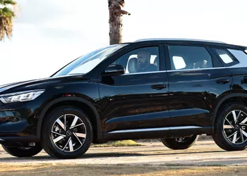 BYD presenta su primer híbrido que ...