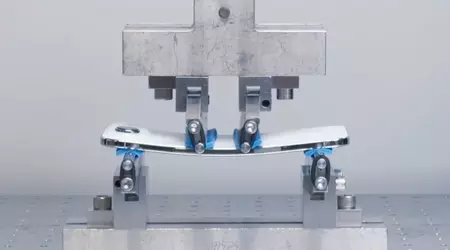 Los primeros videos de los intentos de doblar el iPhone Air han aparecido en línea y parece ser más resistente de lo que parece