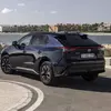Vista previa: 2026 Toyota bZ4X en movimiento, vista lateral en azul metálico oscuro