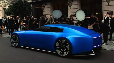 Puedes mirarlo eternamente: el concept car de lujo Jaguar Type 00 en color ultramarino ha engalanado la Semana de la Moda de París.