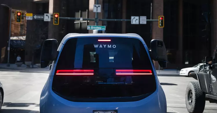 El robotaxi de Waymo llevó a ...