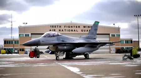 En Estados Unidos, un caza F-16 Fighting Falcon abandonó dos depósitos de combustible en tierra debido a una emergencia durante una misión de entrenamiento.