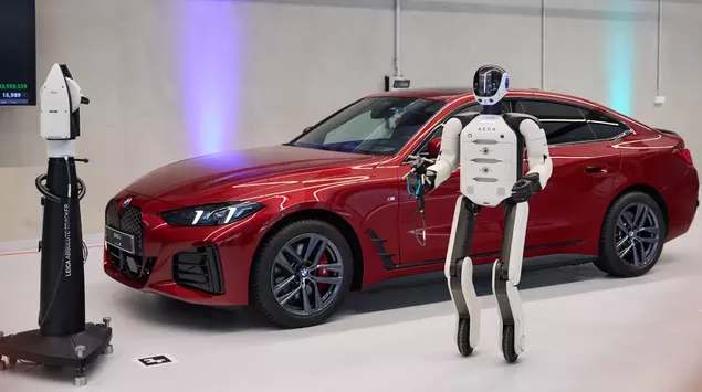 BMW envió un robot humanoide a ...