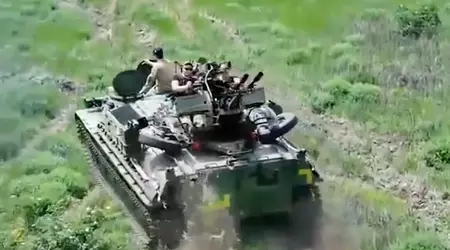 Las fuerzas armadas ucranianas se apoderaron de un vehículo blindado ruso MT-LBVM, le instalaron un cañón antiaéreo ZU-23-2 y lo enviaron al frente