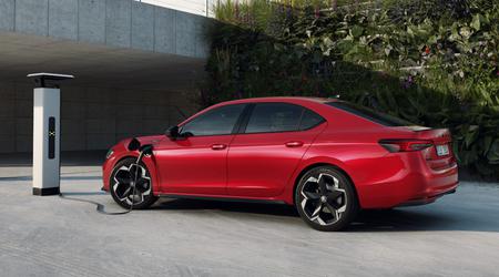 Skoda ha presentado el Superb Hatch iV híbrido enchufable: 120 km de autonomía con energía eléctrica