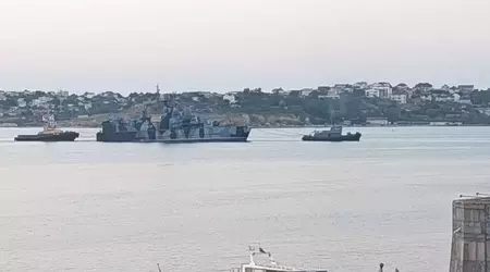 Se ha publicado una foto del remolque del buque misilero Samum, que costó 45 millones de dólares y fue alcanzado por el avión no tripulado experimental ucraniano Sea Baby.
