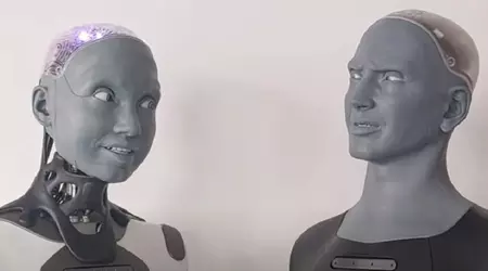 Es como las personas: un robot hembra se ofendió con un robot macho por un chiste malo.