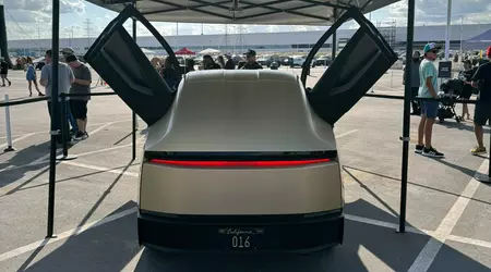 Tesla muestra por primera vez un Robotaxi no tripulado a la luz del día (vídeo)