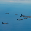 Estados Unidos, la República de Corea y Japón llevaron a cabo el primer ejercicio aéreo trilateral en el que participaron el B-52H Stratofortress, el F-16 Fighting Falcon, el F-15K Eagle y los F-2.-4 Estados Unidos, la República de Corea y Japón llevaron a cabo el primer ejercicio aéreo trilateral en el que participaron el B-52H Stratofortress, el F-16 Fighting Falcon, el F-15K Eagle y los F-2.-4