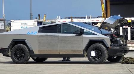 Una preproducción de la camioneta eléctrica Tesla Cybertruck del Museo del Automóvil de Los Ángeles vendida por 400.000 dólares.