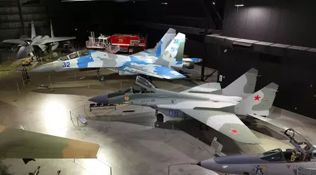 El avión Su-27UB, que anteriormente perteneció a Ucrania, se expone en el Museo Nacional de las Fuerzas Aéreas de EE.UU.