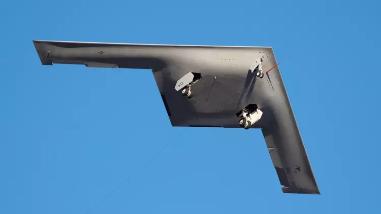 El bombardero nuclear B-21 Raider realiza ...