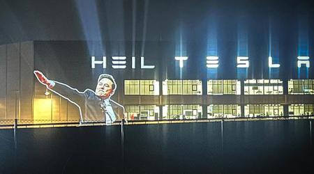 El saludo nazi de Musk se mostró con un proyector en la fachada de la fábrica Gigafactory Berlín-Brandeburgo