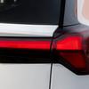 Miniatura del Chevrolet Bolt EV en el fondo de la fábrica