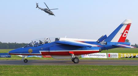 Un avión de la Patrouille de France choca durante un entrenamiento en Francia 