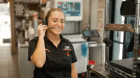 «Hermano Mayor» Vigila a los Empleados de Burger King: Asistente de IA Monitorea la Cortesía del Personal con los Clientes