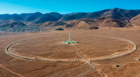 China ha lanzado el mayor radiotelescopio solar del mundo: tiene 313 antenas de 6 metros de largo dispuestas en círculo con un diámetro de 3,14 km.