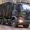 Camión Mercedes-Benz Arocs con equipo militar.