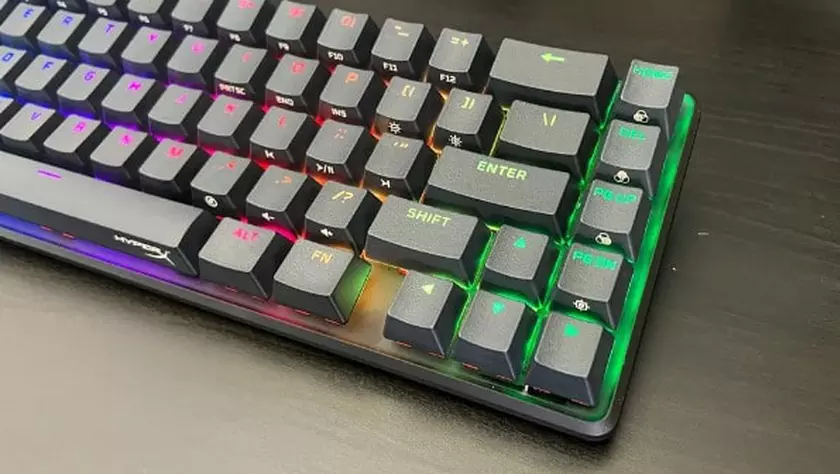 Teclado profesional para juegos HyperX Alloy Origins 65