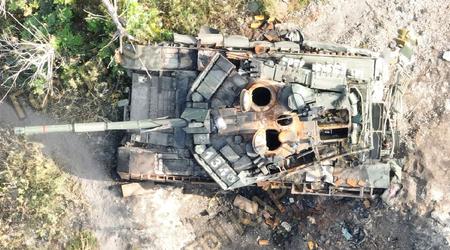 El tanque ruso modernizado T-90 "Breakthrough", que cuesta hasta 4,5 millones de dólares, destruido en sus propias minas junto con el nuevo tanque BMP-3M