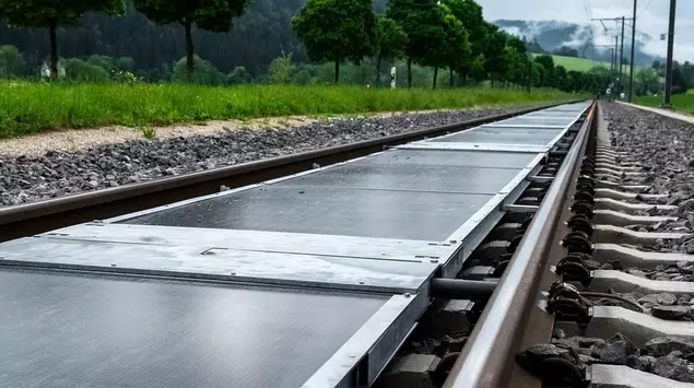 Paneles solares entre raíles: más de ...