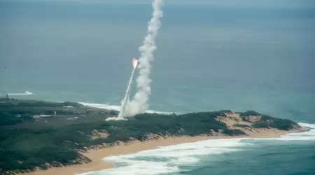El destructor USS Carl M. Levin utilizó interceptores SM-3 Block IA y SM-2 Block IIIA para interceptar simultáneamente misiles balísticos y misiles antibuque.