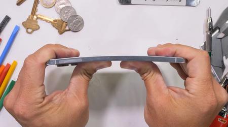 Se dobla pero no se quiebra: el famoso blogger JerryRigEverything probó la resistencia del ultra delgado Samsung Galaxy S25 Edge