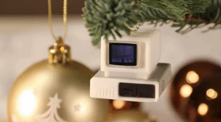 Un aficionado ejecuta una partida de Doom en un árbol de Navidad de juguete