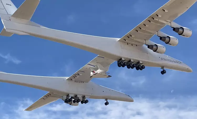 El avión Stratolaunch Roc más grande ...