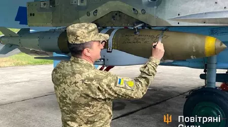Los cazas ucranianos Su-27 también pueden lanzar bombas inteligentes JDAM de alcance extendido