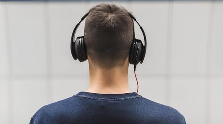Desarrolladores de la Universidad de Washington han creado unos auriculares de IA con el chip M2 de Apple que traducen el habla de varios interlocutores mientras preservan características vocales