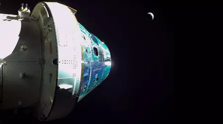 La nave espacial Orión voló a 128 km de la superficie lunar y está de camino a la Tierra, a pesar de una parada de la unidad de potencia en un momento crítico