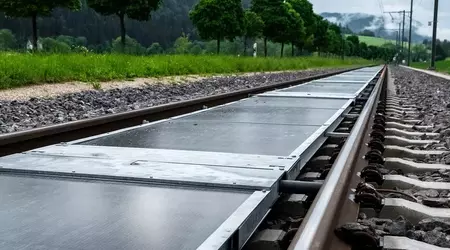 Paneles solares entre raíles: más de 11.000 trenes los han pisado sin causarles daño