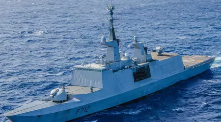 La fragata francesa Courbet resiste la explosión cercana de una mina naval durante unas maniobras