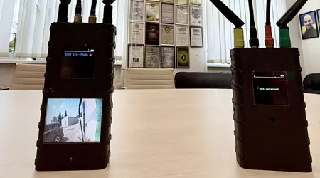 Muestra el flujo de video del dron FPV enemigo: el voluntario demuestra un detector de drones de nueva generación