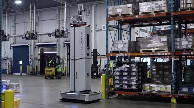 Stellantis introduce robots de almacén en ...
