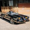Adam West fuera del Batmobile