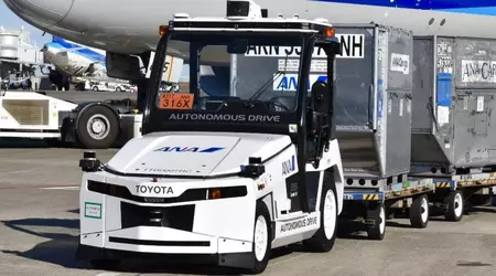 Los tractores sin conductor de Toyota comienzan el transporte de equipaje en el aeropuerto más concurrido de Japón