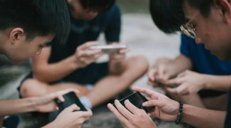 El pueblo indio ha prohibido oficialmente a los menores de 18 años el uso de teléfonos inteligentes. Multas por infracción