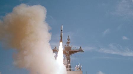 El destructor estadounidense USS Carney utilizó interceptores SM-2 para destruir tres misiles y ocho drones cerca de Yemen