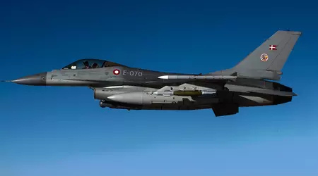 Imágenes únicas: Volodymyr Zelensky mostró cómo los pilotos ucranianos se someten a un programa de entrenamiento para manejar cazas F-16 Fighting Falcon en Dinamarca.