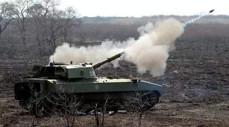 Un dron FPV partió en dos un obús autopropulsado ruso 2S1 Gvozdika camuflado