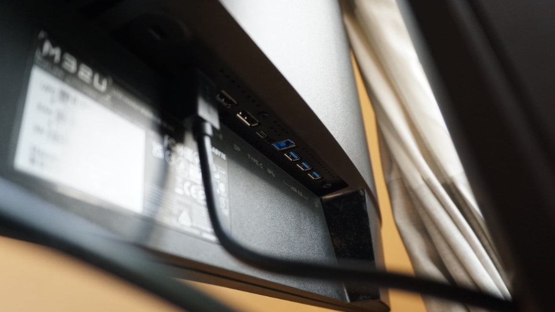 setup monitor gaming pro GIGABYTE M32U