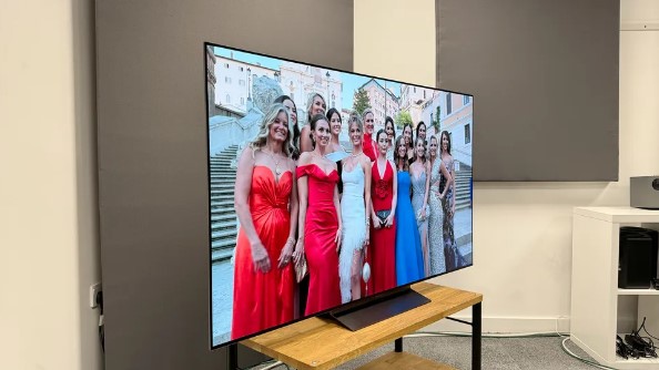 Televisor LG OLED evo C4 de 55 pulgadas para sala de estar
