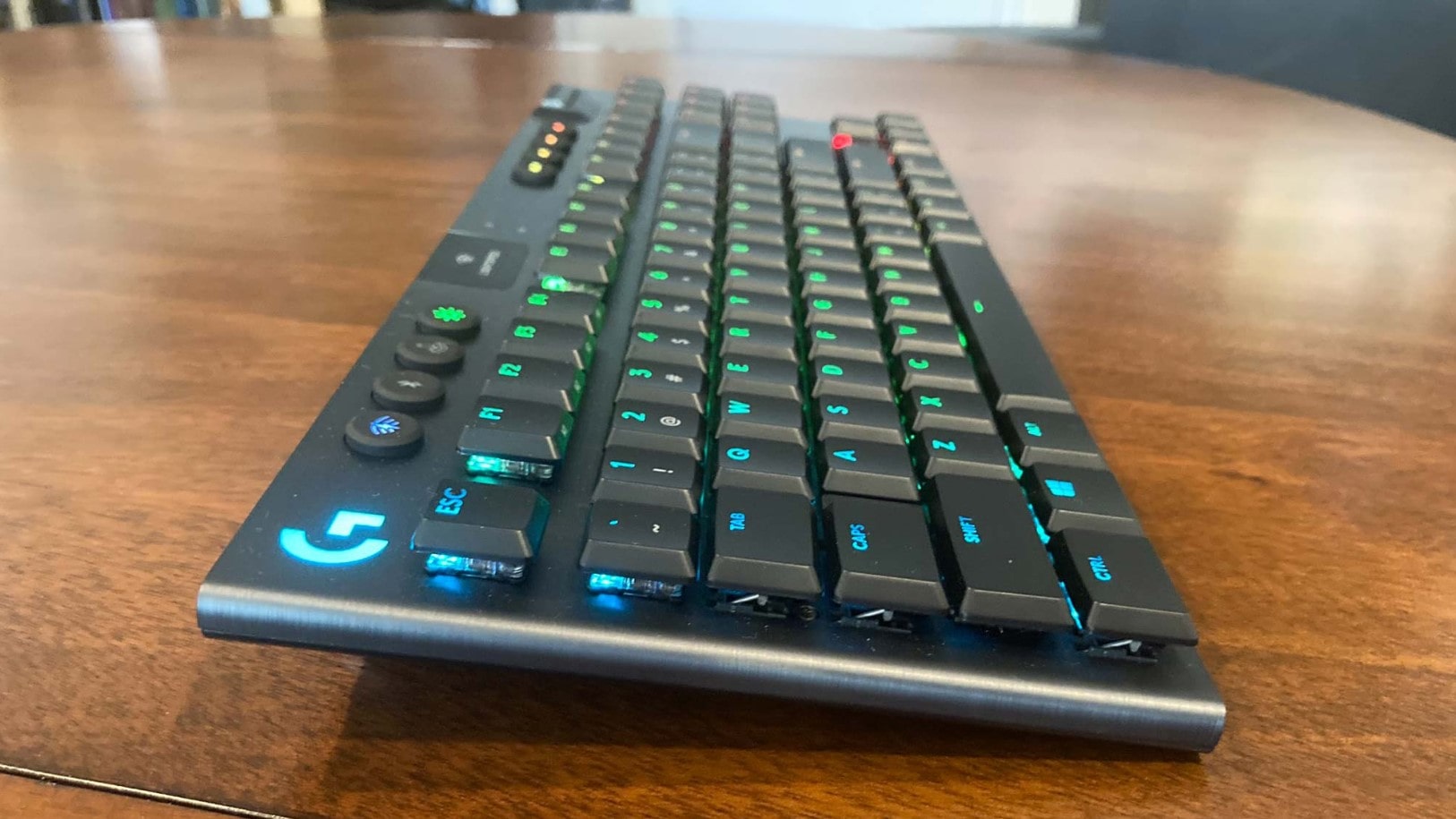 teclado mecánico discreto Logitech G915 TKL