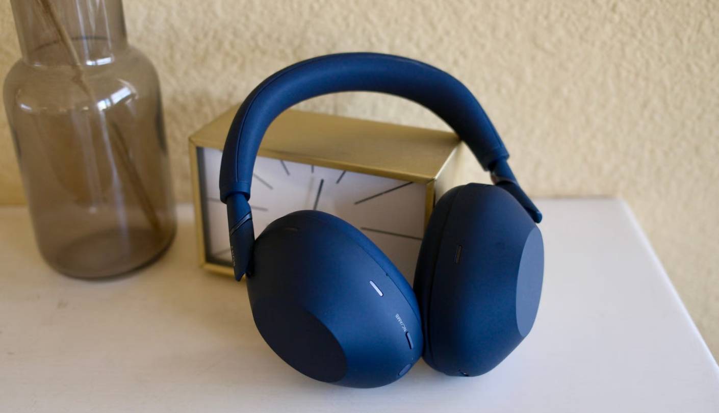 Auriculares inalámbricos con cancelación de ruido Sony WH-1000XM6 avión
