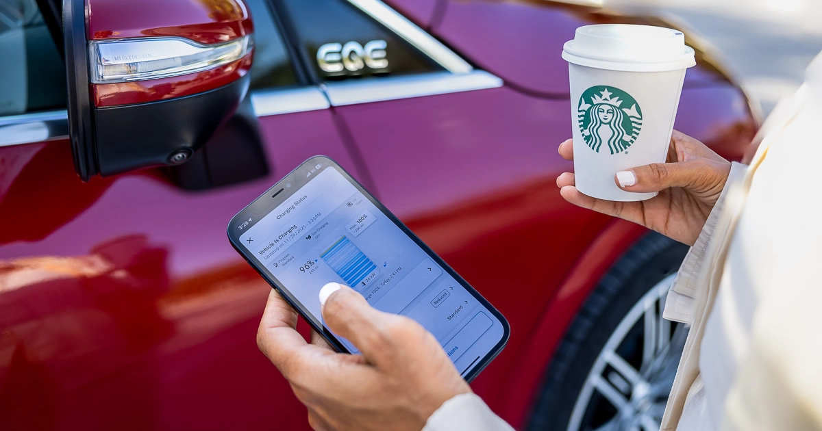 Futuro Eléctrico: Mercedes-Benz EQE se carga en Starbucks