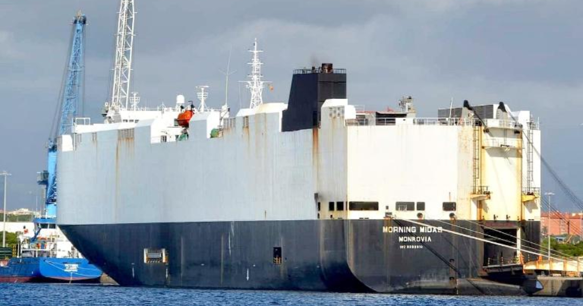 Un barco de carga que transporta coches eléctricos está en llamas en el Océano Pacífico Un barco de carga que transporta coches eléctricos está en llamas en el Océano Pacífico