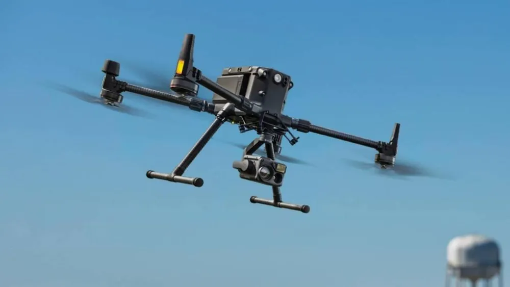 Militares ucranianos lanzan una pila de granadas sobre una posición del ejército ruso a través de un dron (vídeo)