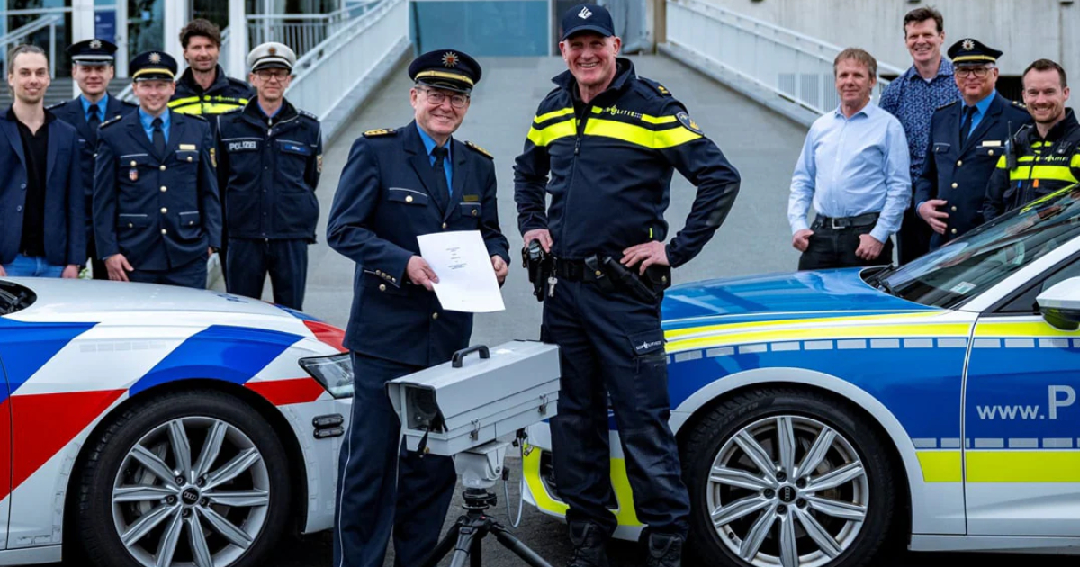 Alemania está luchando contra las distracciones en la carretera con cámaras 'inteligentes' Las carreteras alemanas se vuelven más inteligentes: cámaras atrapan a los conductores con teléfonos